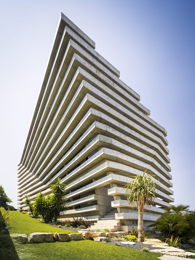 contaminar arquitetos traces distorted concrete lines around 'quinta do rei 18' in portugal