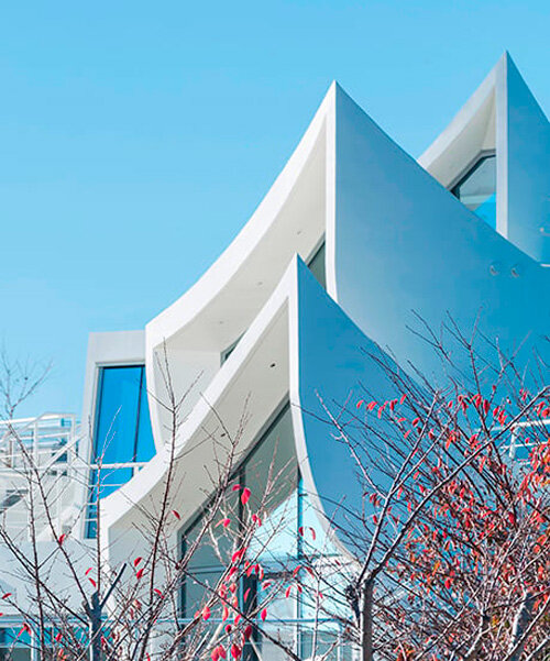 sharp edged white volumes compose IROJE KHM's sailing house in south korea