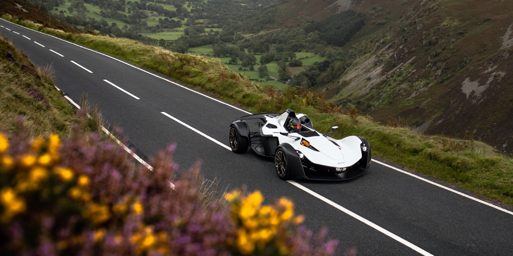 bac-mono-r-supercar-hypetex-colored-carbon-fiber-titanium-designboom-ban2