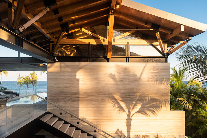 Una casa multigeneracional inspirada en un yate en México incorpora elementos aerodinámicos