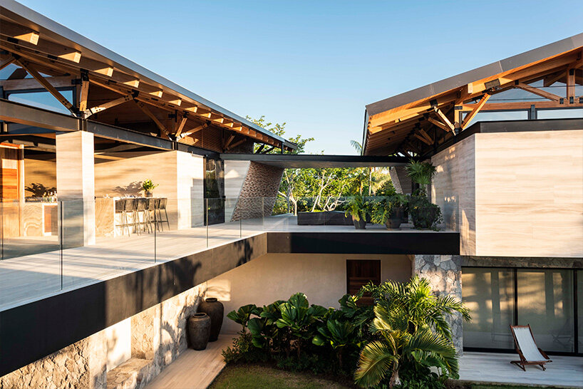 Una casa multigeneracional inspirada en un yate en México incorpora elementos aerodinámicos