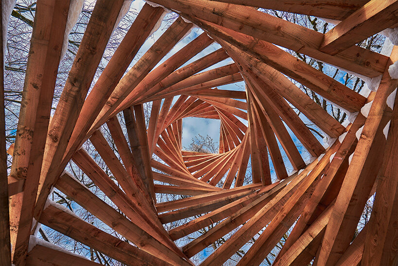 David McCulloughs ineinandergreifende Holzpavillons liegen eingebettet in den Schweizer Alpenwäldern 