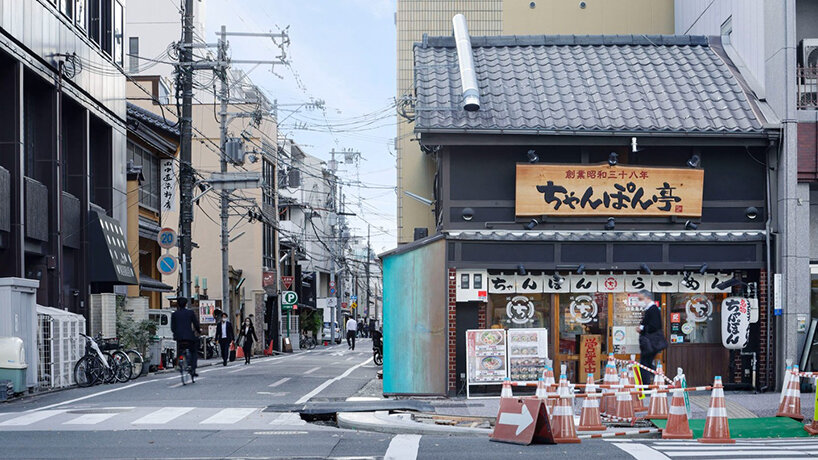 G ARCHITECTS STUDIO brings a vivid patina accent to this cozy café stand in kyoto
