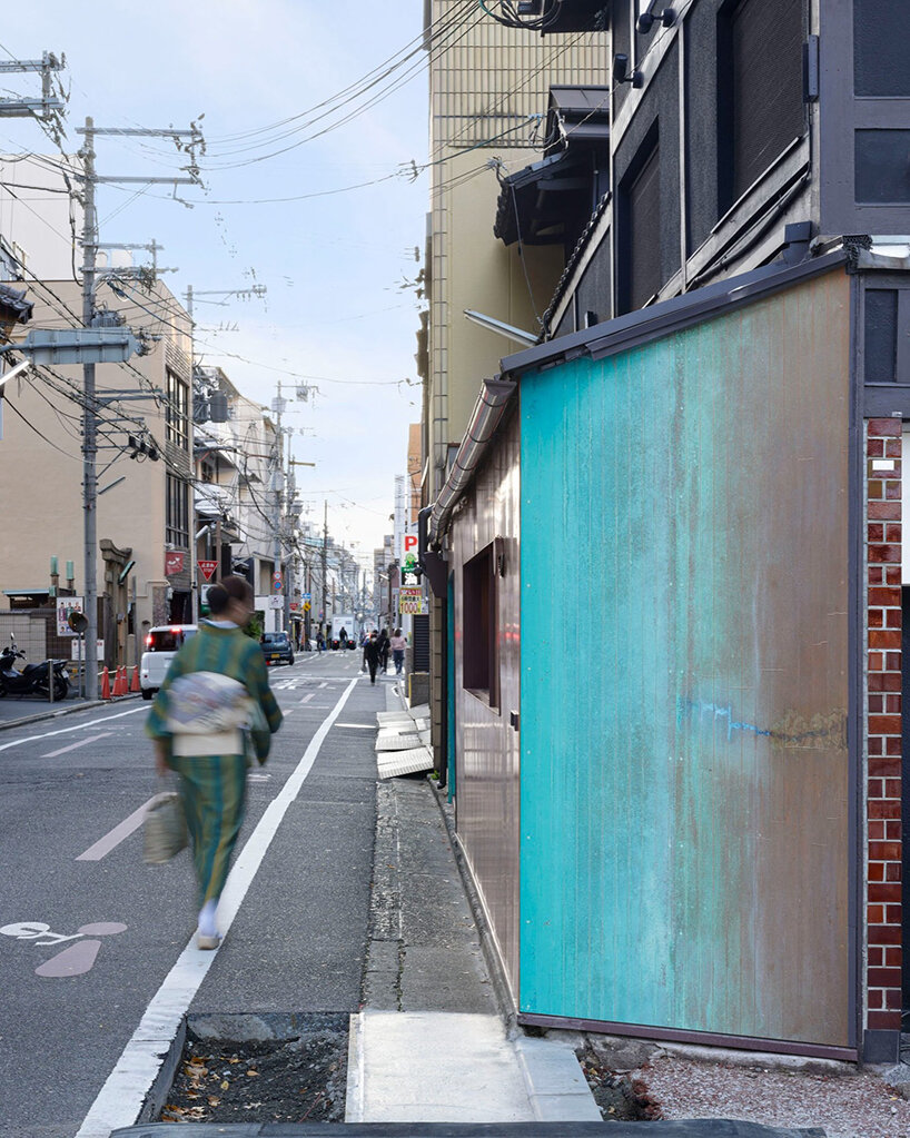 G ARCHITECTS STUDIO brings a vivid patina accent to this cozy café stand in kyoto