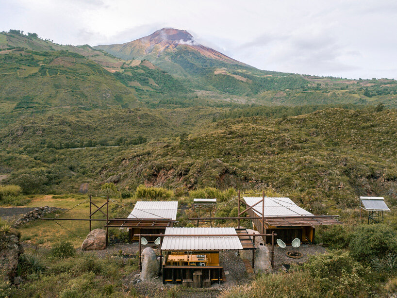 وسط بركان تونغوراهوا في الإكوادور، يظهر نزلان من أحجار المحجر وتاريخه