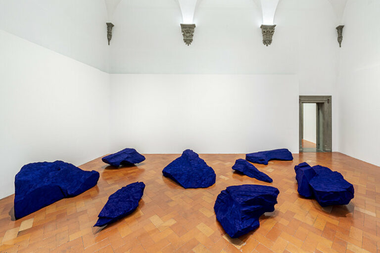 anish kapoor weaves 'untrue' and 'unreal' sculptural works into palazzo ...