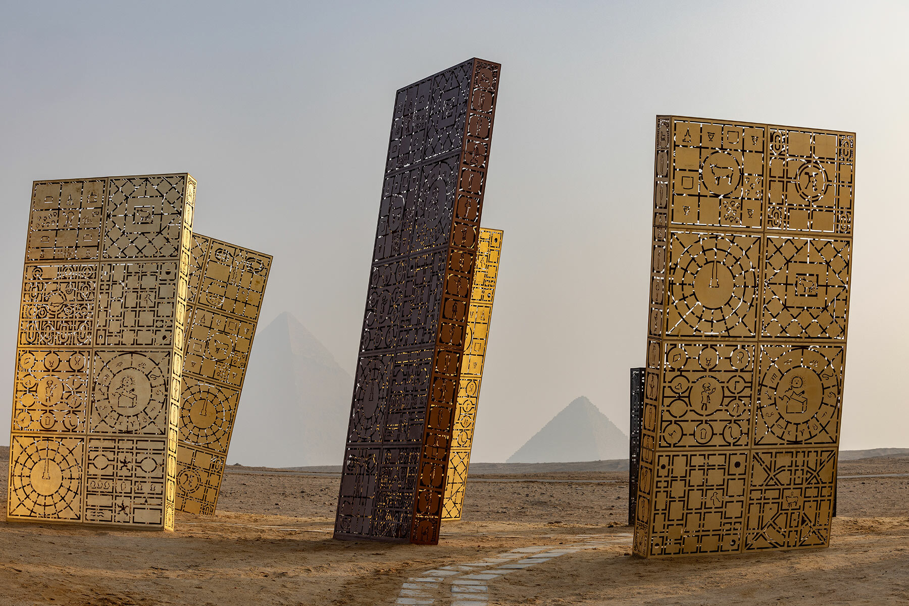 tour art d'égypte: a desert art show backdropped by giza pyramids