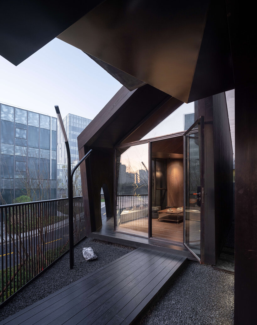 benzhe design nestles small wooden tea room into the cracks of shanghai apartment