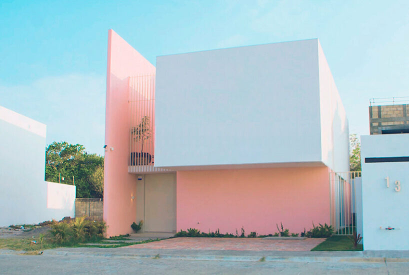 Se muestra la pared escultórica rosa de Casa Banderas en México.
