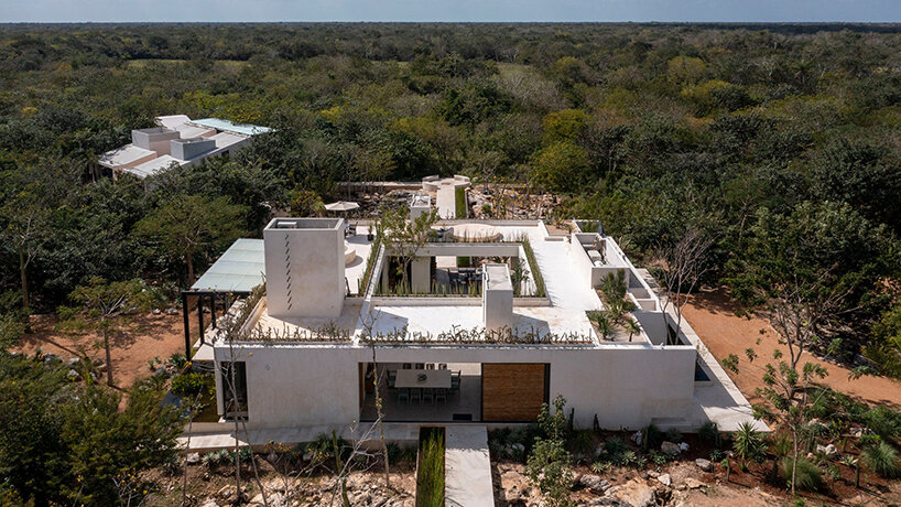 Reyes Ríos + Larraín unen pasto y acero dentro de un retiro en una casa de campo en México