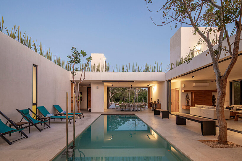 reyes ríos + larraín pairs grass and steel inside mexico's casas de campo retreat