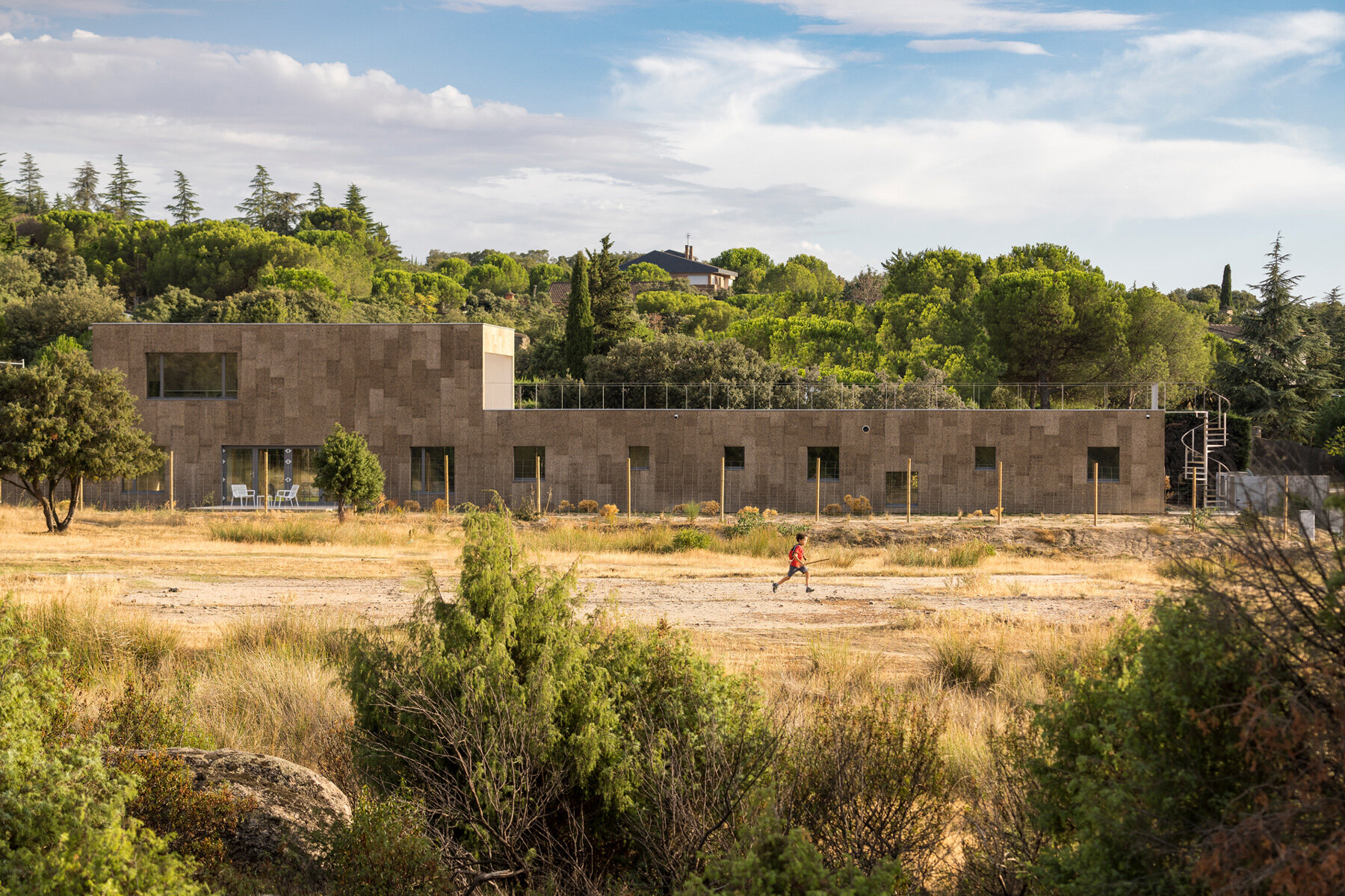 estudio-albar-cork-facade-wooden-windows-madrid-designboom-18002