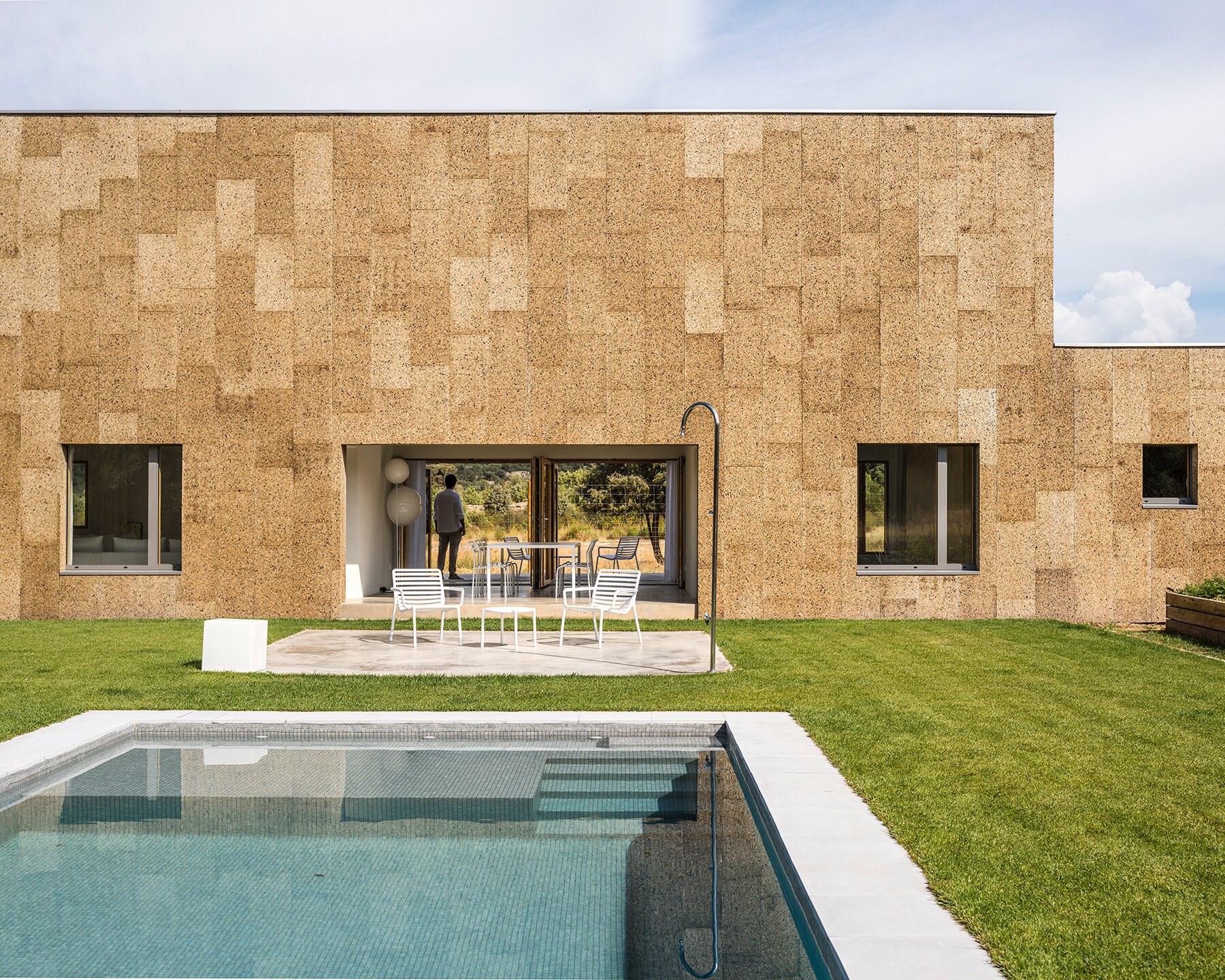 estudio-albar-cork-facade-wooden-windows-madrid-designboom-18003