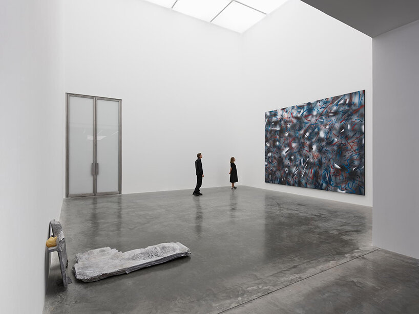Η έκθεση της Julie Mehretu στο White Cube του Λονδίνου ζωγραφίζει το χάος του σύγχρονου κόσμου μας.
