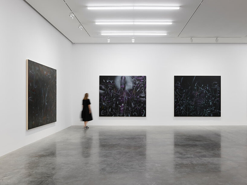 julie mehretu's exhibition at white cube london paints the chaos of our modern world