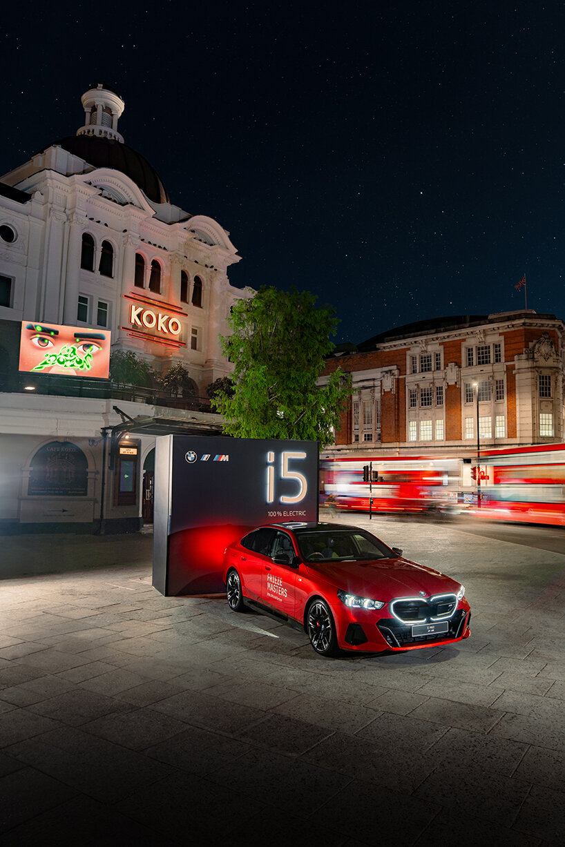 Sara Sadik transforme l'AirConsole de BMW i5 en un portail de jeux vidéo à la Frieze Londres 2023