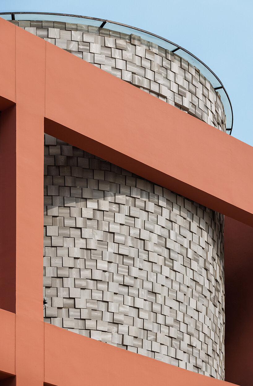 li city study invites 24/7 reading amid a terracotta-hued & skylit backdrop in china