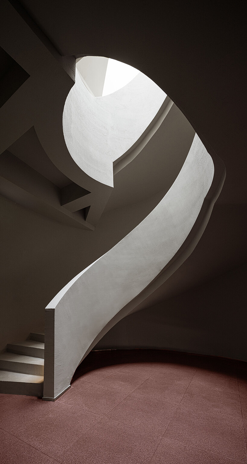 li city study invites 24/7 reading amid a terracotta-hued & skylit backdrop in china