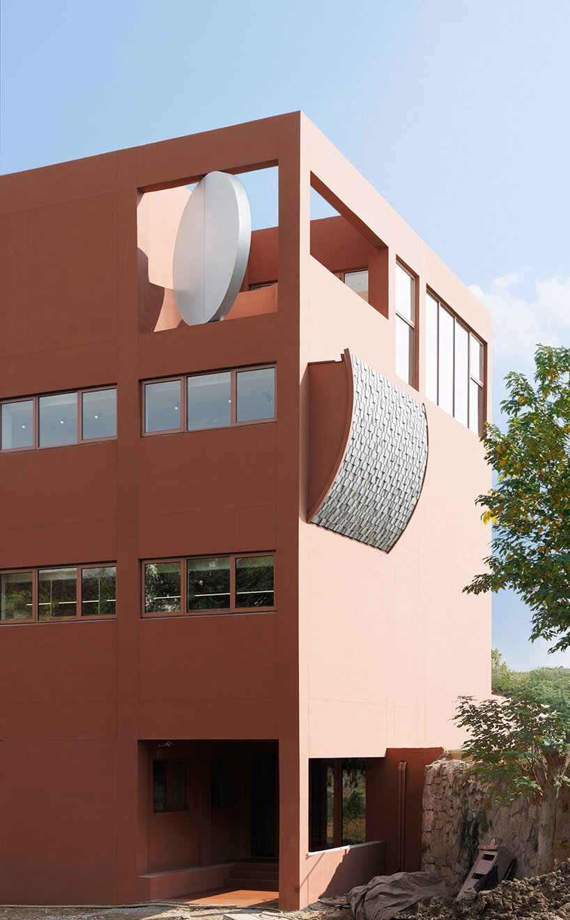 li city study invites 24/7 reading amid a terracotta-hued & skylit backdrop in china