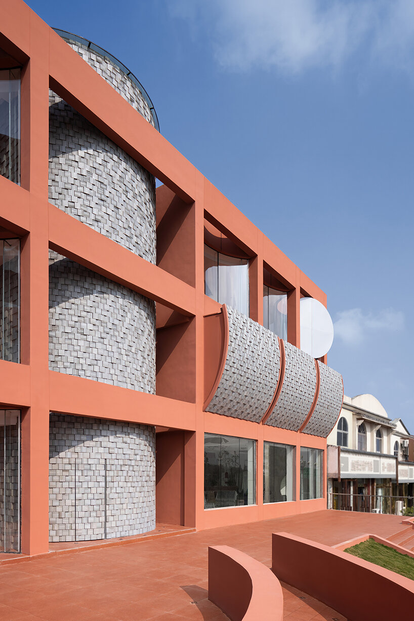 li city study invites 24/7 reading amid a terracotta-hued & skylit backdrop in china