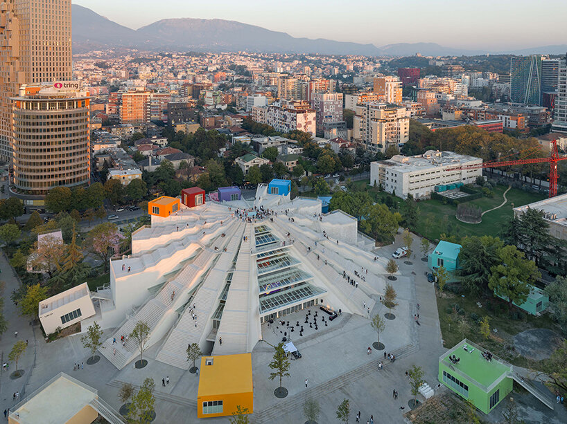 Η πυραμίδα των Τιράνων του MVRDV σε φωτογραφίες: Μέσα στο πρόσφατα ανακαινισμένο ορόσημο μπρουταλισμού της Αλβανίας