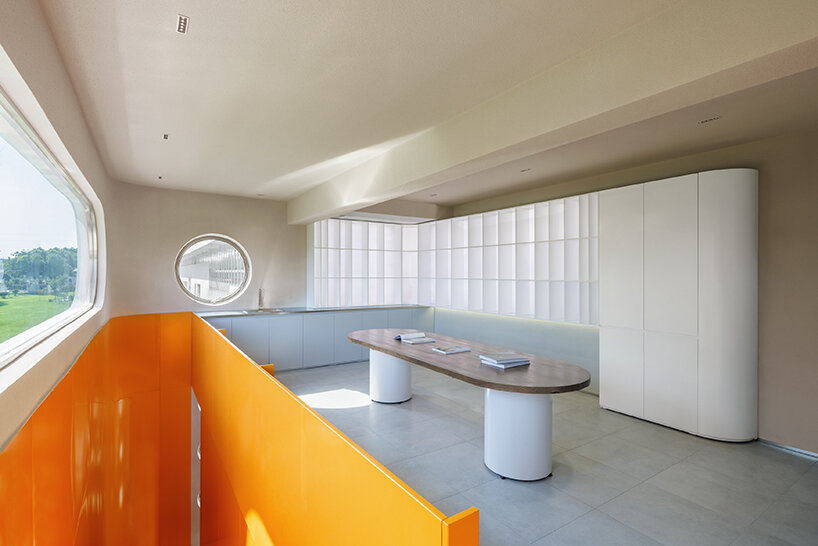 greater dog architects' renovated 5 X 7 building in china boasts a goose foot-shaped canopy