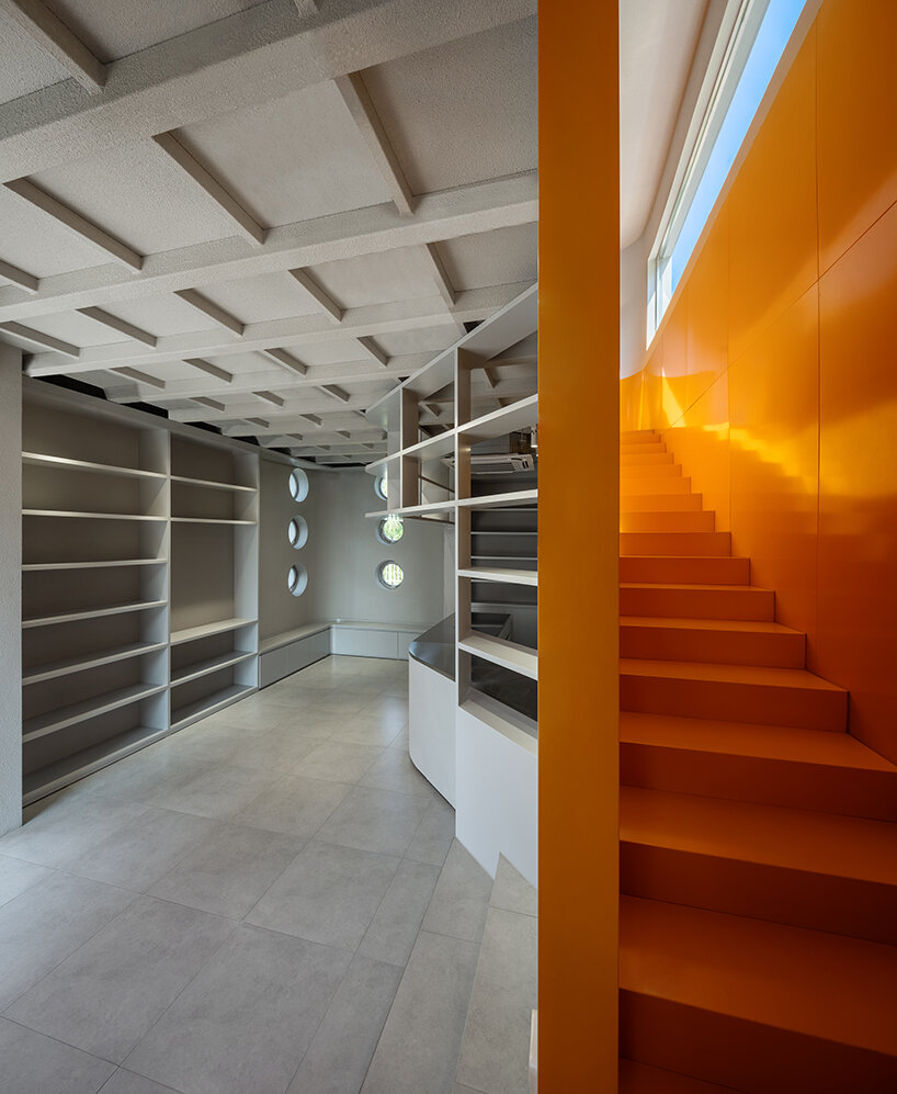 greater dog architects' renovated 5 X 7 building in china boasts a goose foot-shaped canopy