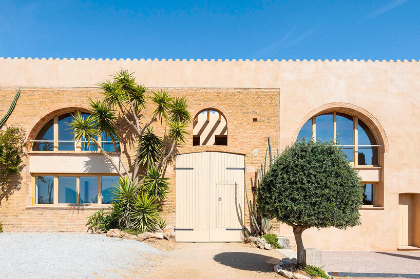 Un establo de ovejas en España se convierte en una casa familiar que conserva los arcos de ladrillo originales