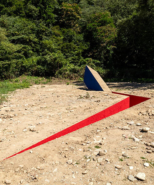 a slender red opening slices the earth for hajime yoshida architecture’s land art in japan