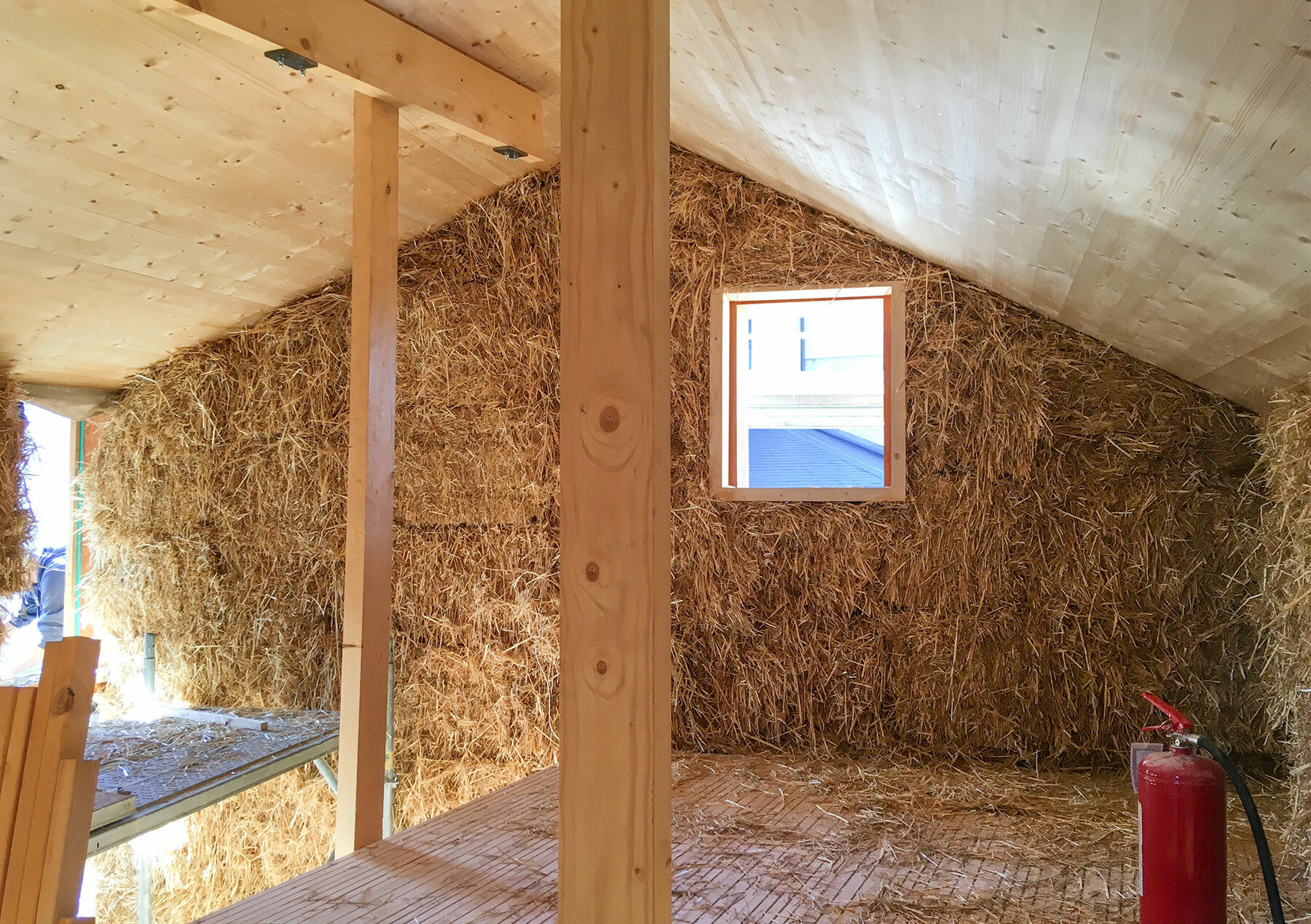 studio-albori-casa-legno-paglia-italy-designboom-08a