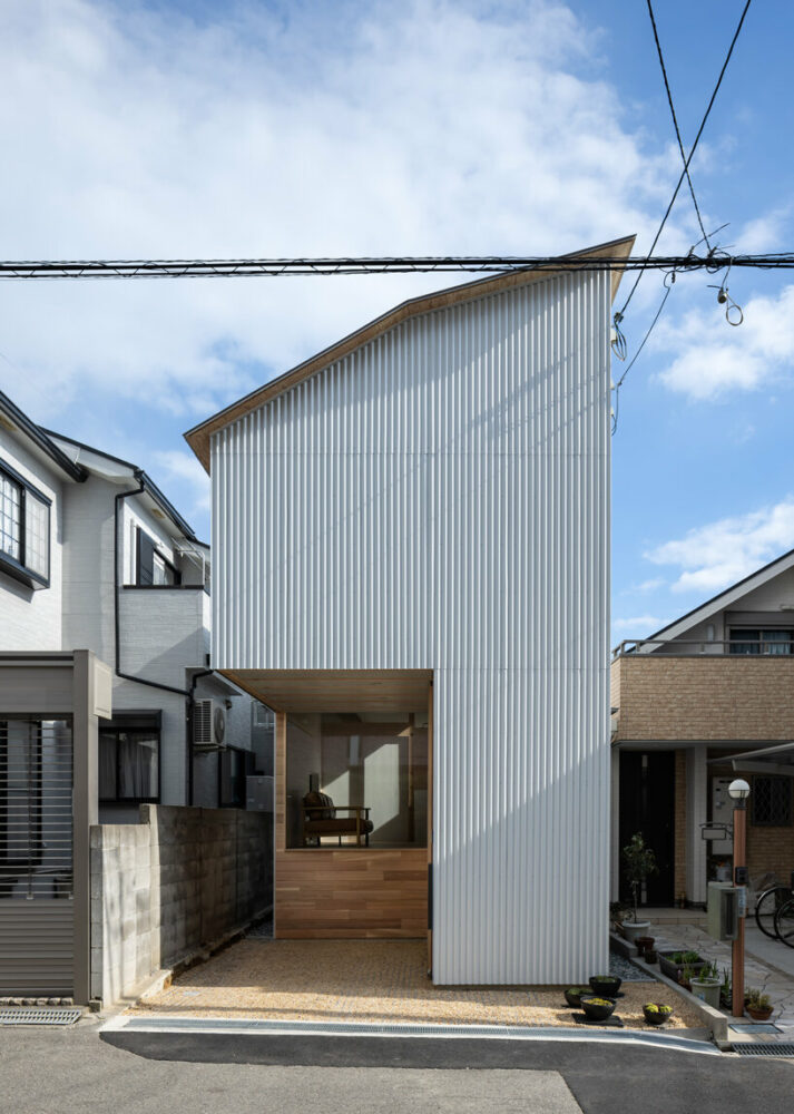 連動して省略された床が日本の小さな戸仁山家の内部の輪郭を描く
