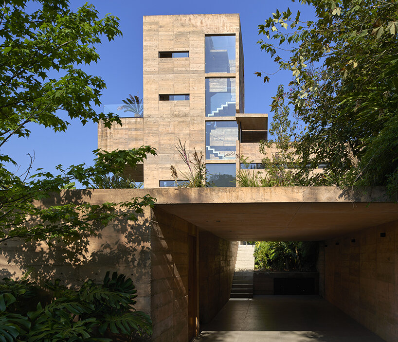 edmund sumner captures the earthy modernist tones of mexico's zoncuantla apartments