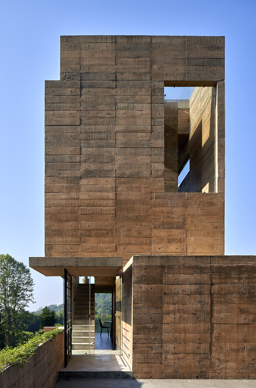 edmund sumner captures the earthy modernist tones of mexico's zoncuantla apartments