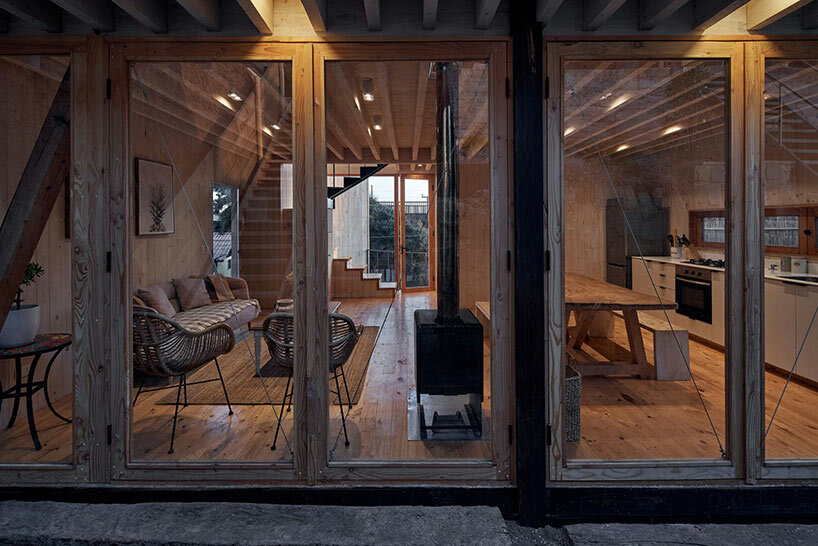 Casa Lagunita de Craxato y Obaso Architects es un cubo retorcido en la costa de Chile.