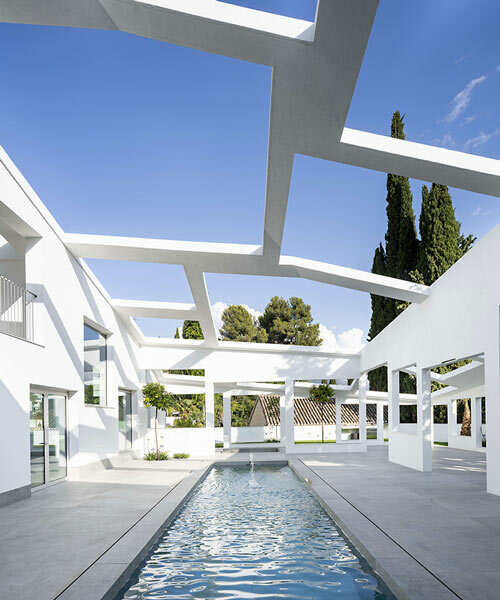 casa realejo: architect rubens cortés' modern take on the spanish patio house