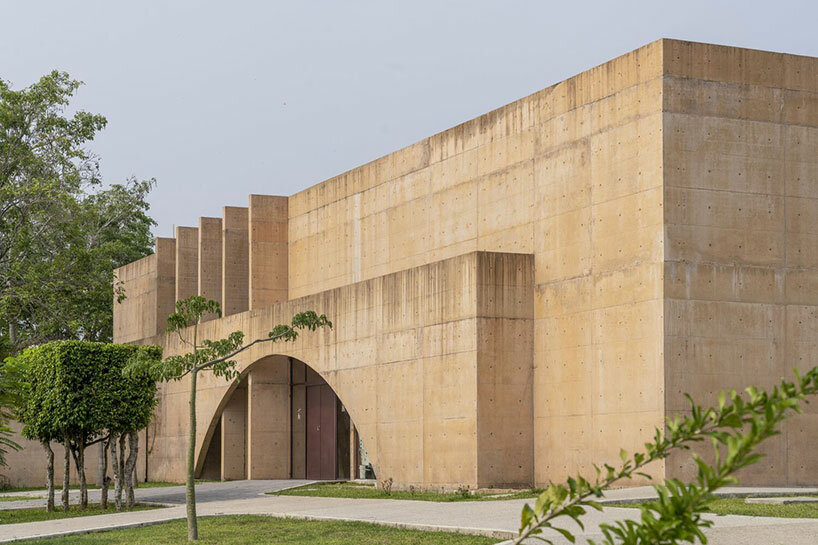 CCA está esculpiendo un centro comunitario con galería ajardinada en México