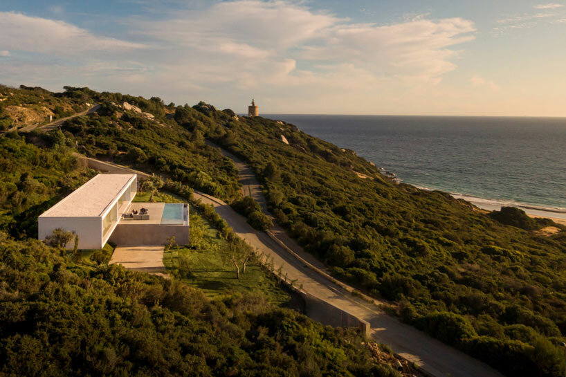 Fran Sylvester se posa en ‘Casa en el aire’ frente a la costa del sur de España