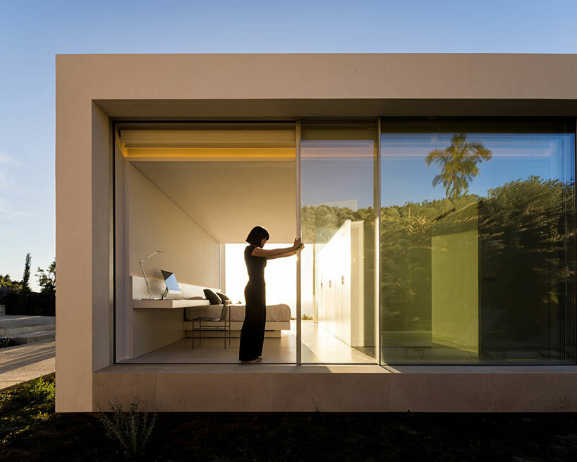 Fran Sylvester tiene esta 'casa en el aire' en la escarpada costa del sur de España