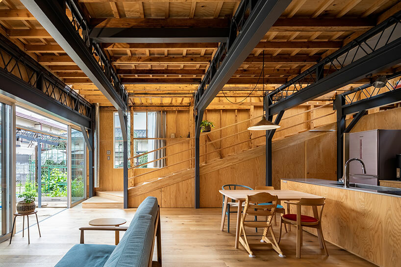 UNEMORI ARCHITECTS exposes the intricate structure of its 'father and son house'