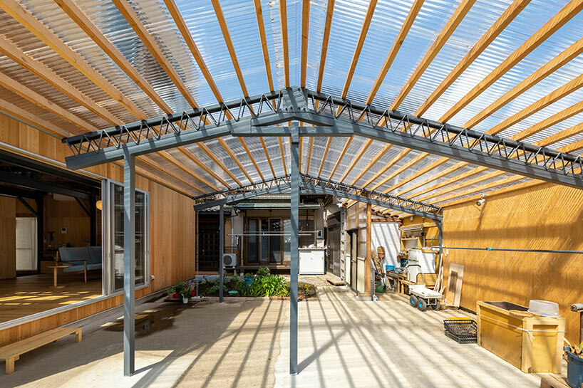 UNEMORI ARCHITECTS exposes the intricate structure of its 'father and son house'