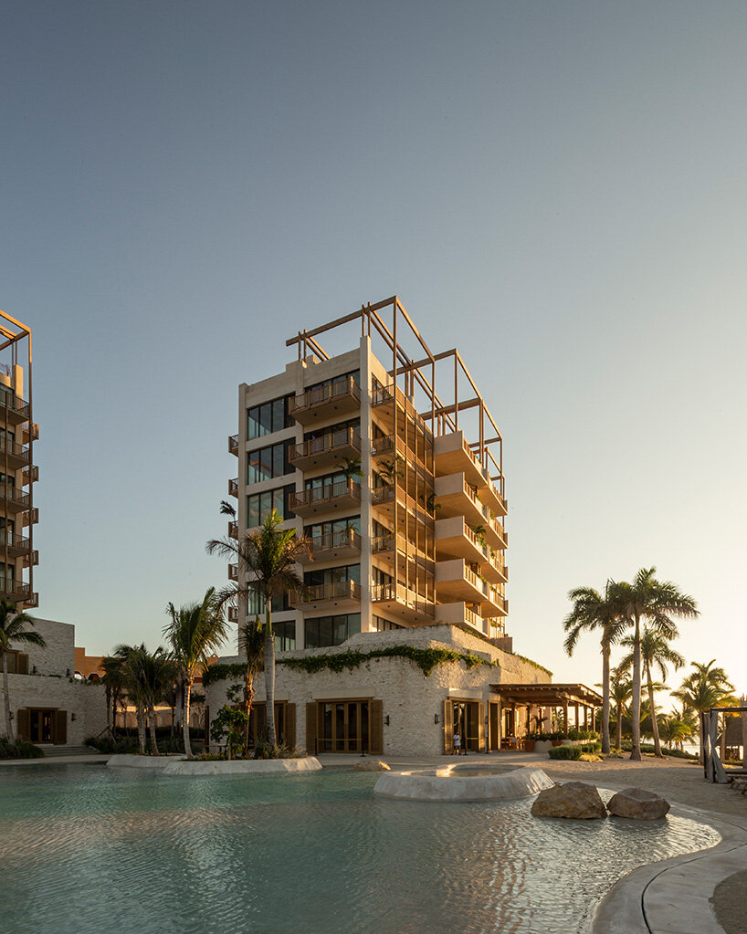 Un complejo residencial tropical emerge frente a la costa de Costa Corasol, México