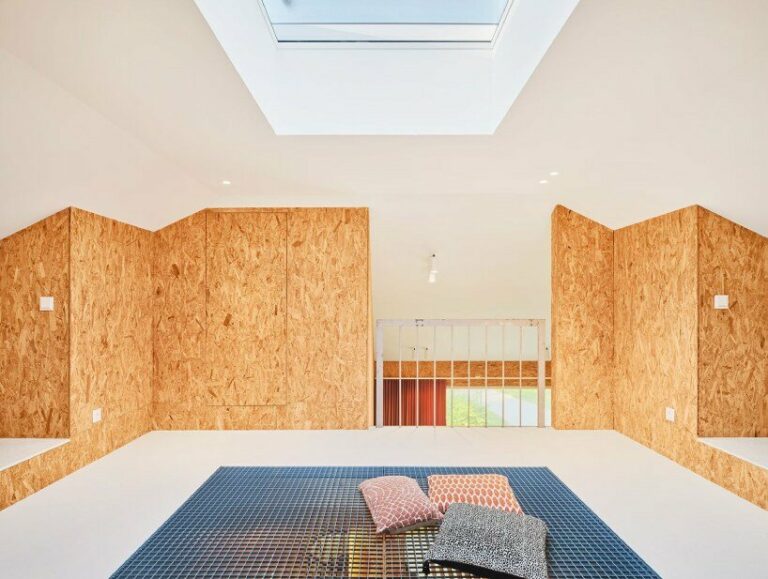 wirth architekten balances dwelling on concrete podium in germany