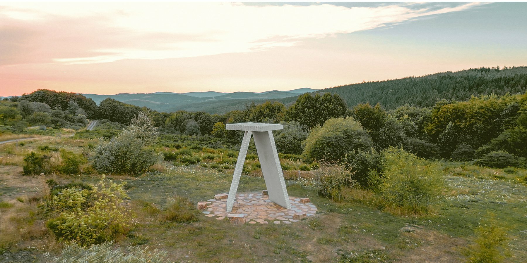 megaliths-france-benoit-maignal-mathieu-collos-designboom-1800-1