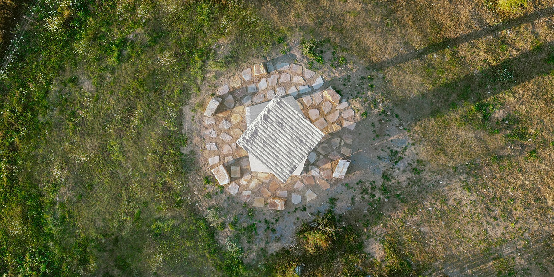 megaliths-france-benoit-maignal-mathieu-collos-designboom-1800-3