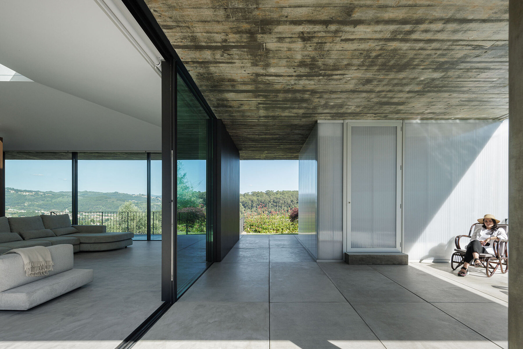 stu.dere shapes 'casa ponte' as a concrete slab atop glowing boxes