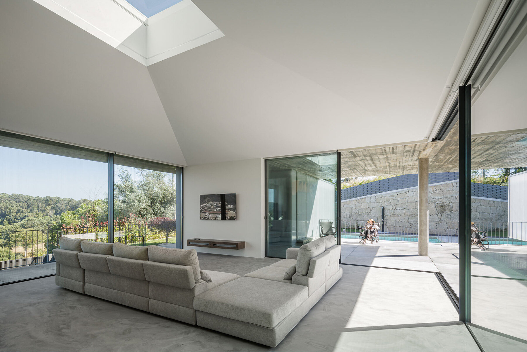 studere-casa-ponte-portugal-ivo-tavares-designboom-08a