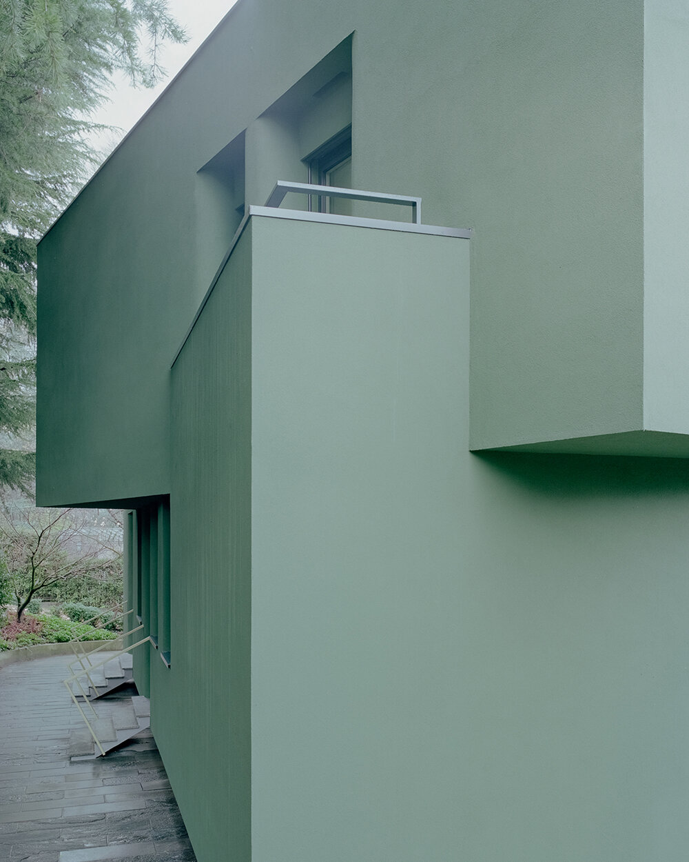 LAST · stefano larotonda architetto uplifts italian modernist villa with vivid green hue