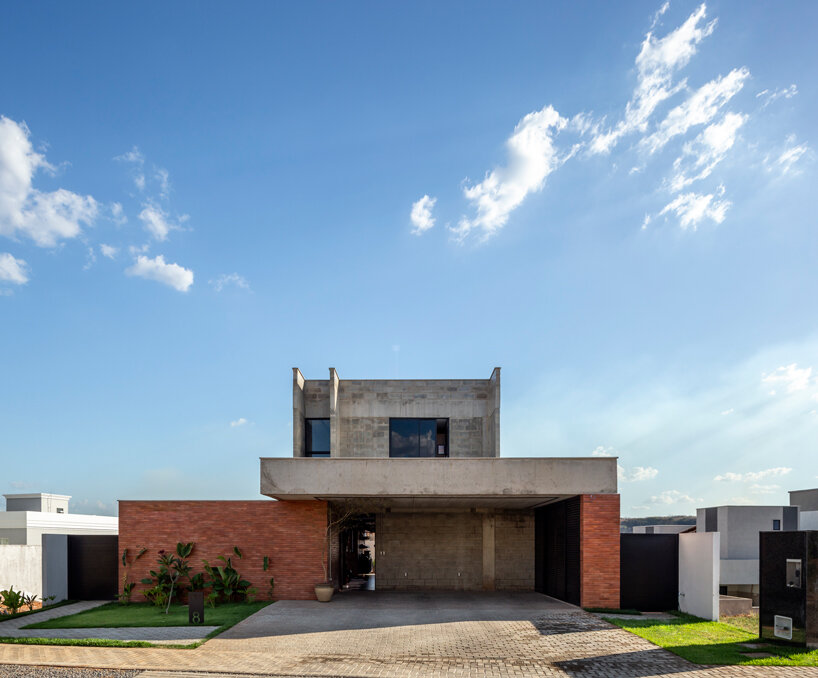red brick and concrete stacked blocks shape vão house in brazil
