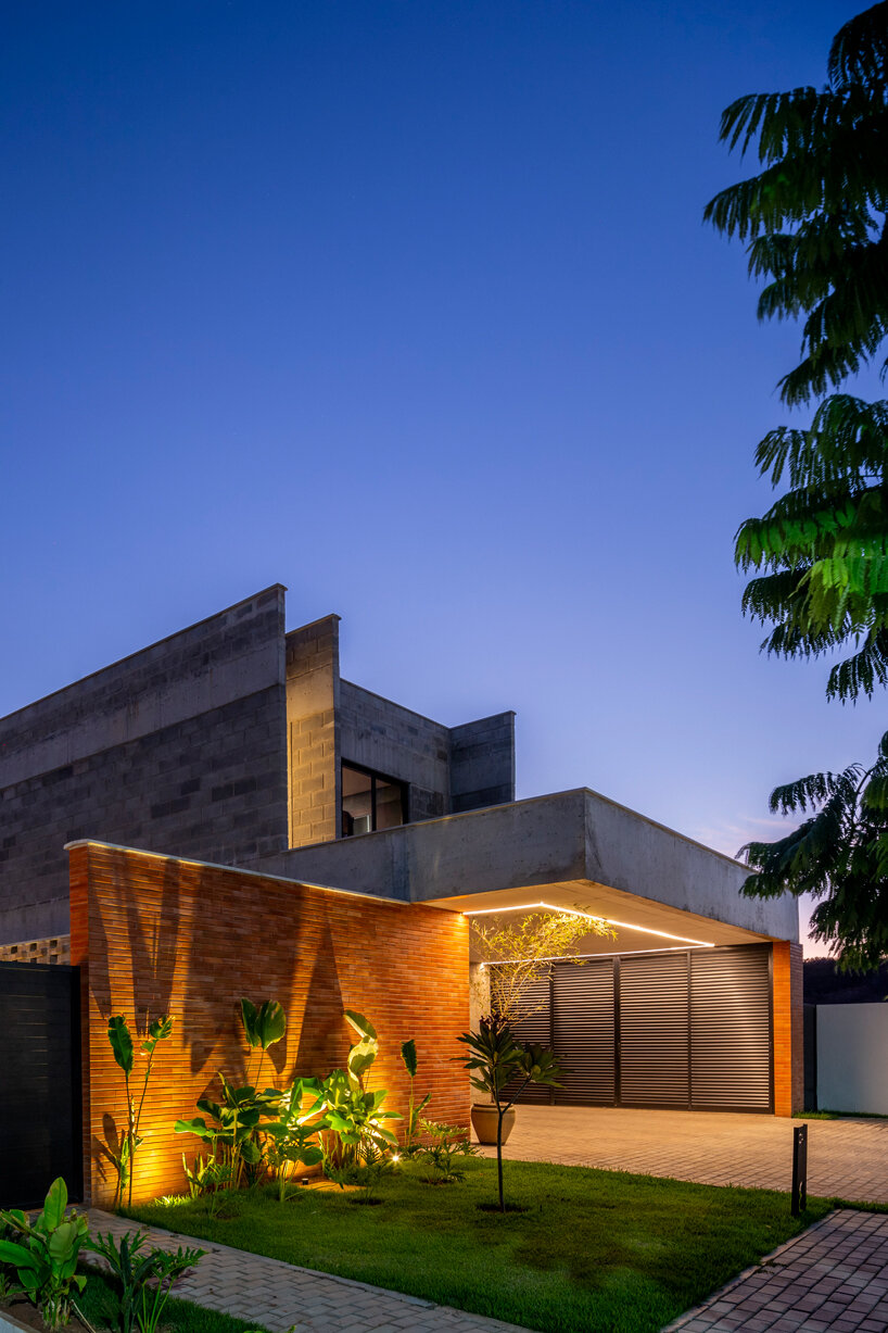 red brick and concrete stacked blocks shape vão house in brazil