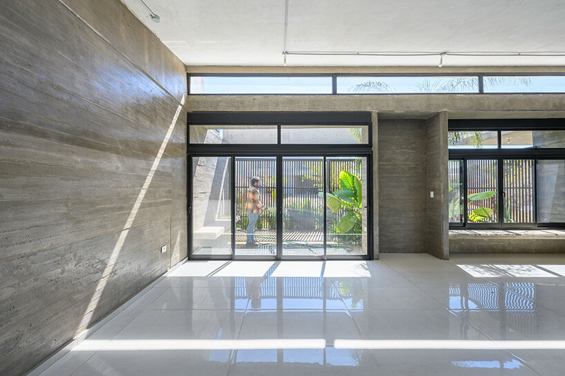 ARP arquitectos shapes 'casa BP' by the shifting sunlight in argentina